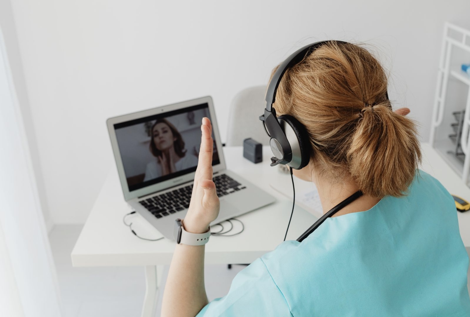 A person teaching another person the sign language basics online